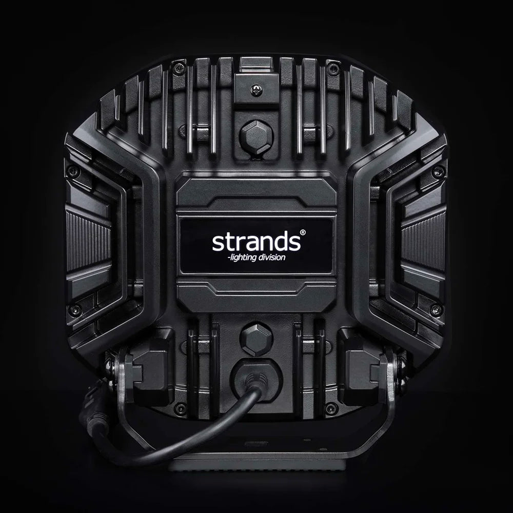 Strands Siberia X 7" lisävalo upealla kuvattu takaa päin mustaa taustaa vasten. Valon takaosassa agressiiviset jäähdytysratkaisut, sekä valkoinen Strands logo.