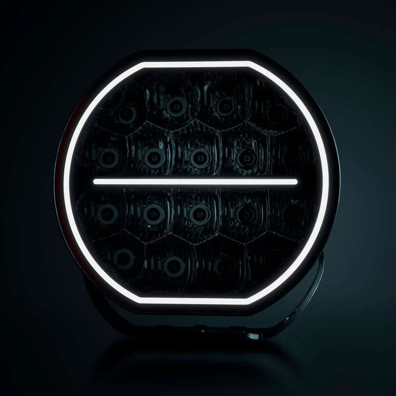 Strands Big Energy 9" pyöreä led lisävalo missä tasainen ylä- ja alaosa. valkoinen parkki kiertää valon ulkoreunaa, sekä keskellä valkoinen parkkiviiva. Valo mustaa taustaa vasten. Valo kuvattu suoraan edestä päin.