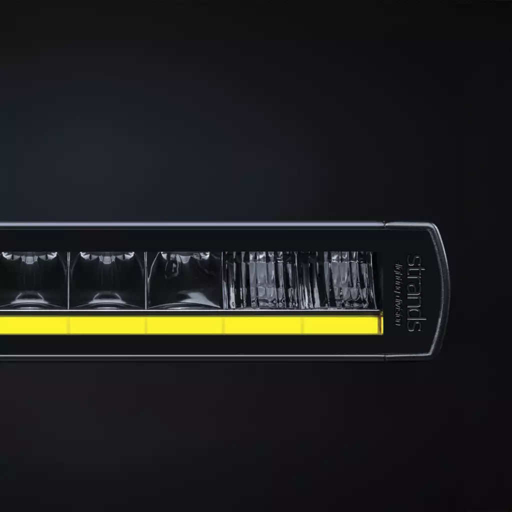 Strands Siberia XP SR 22" led paneelivalo lähikuvassa mustalla taustalla. Yksirivinen heijastinoptiikka, sekä valon alareunassa oranssi parkkinauha. Valo kuvattu suoraan edestä.