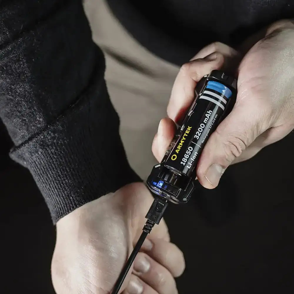 Taskulamppu Armytek Dobermann Lämmin Sävy Laajennettu Valaisinpaketti