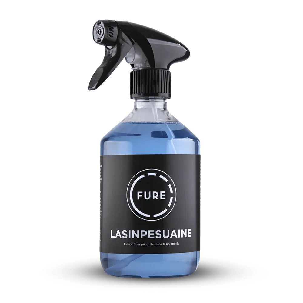 Kirkas Fure muovipullo, jossa on sinistä lasinpesunestettä 500ml pullo, musta suihkepää ja musta etiketti mustalla taustalla.
