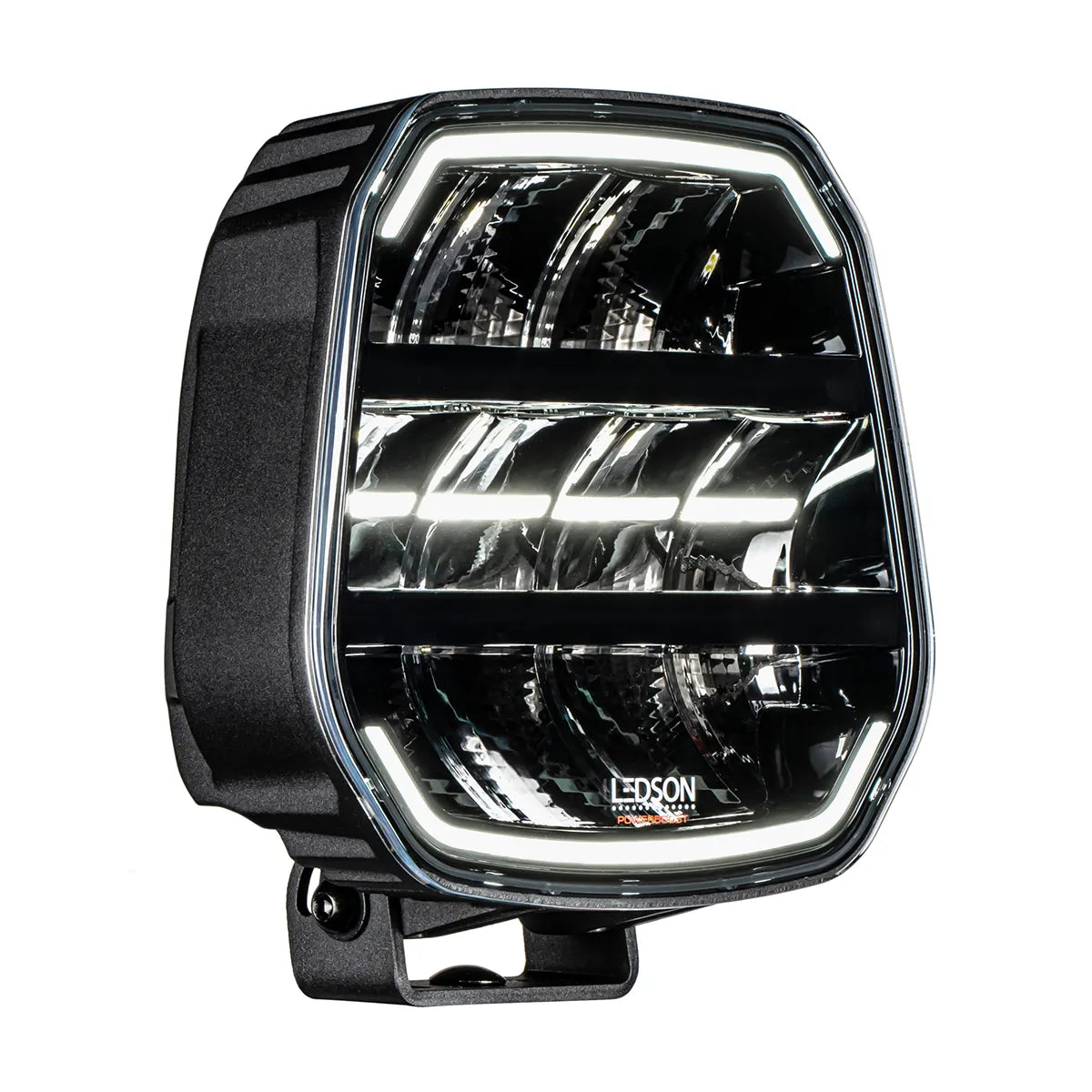 Ledson Epix9+ Sivusta kuvattu musta LED-lisävalo, jonka valkoiset LED-äärivalot ja keskiosan valot palavat kirkkaasti.