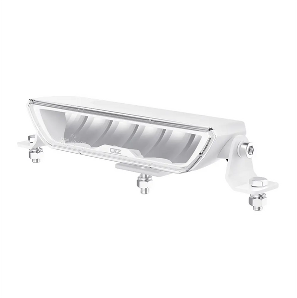 Valkoinen LED-lisävalopaneeli kuvattuna viistosta kulmasta kirkkaalla linssillä ja tukevilla metallikiinnikkeillä valkoisella taustalla.