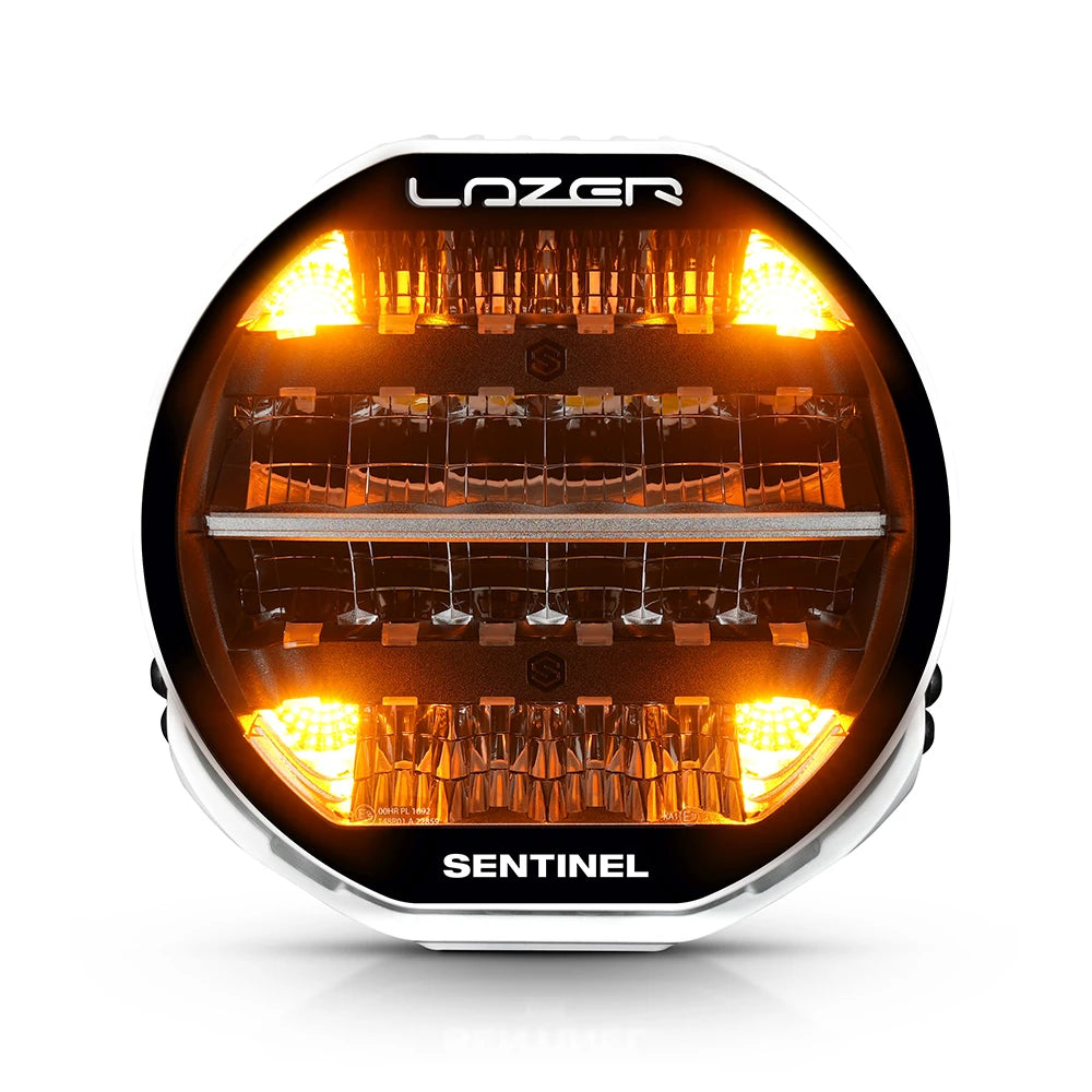 Valkoinen Lazerlamps Sentnel 9" Highline kaukovalo kuvattu suoraan edestä Varoitusvalo päällä
