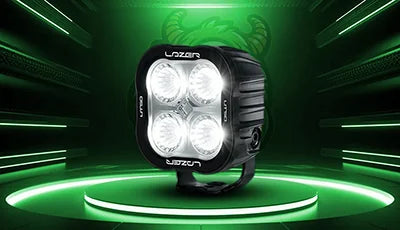 Lazer Utility-50 led-työvalo vihreällä Valomonsteri taustalla. tyylikkäässä studioympäristössä, ossa valaistu vihreä koroke.